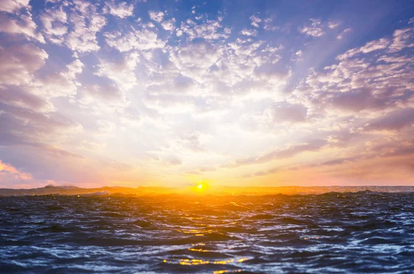 海の海岸での景色のカラフルな夕日 壁紙や背景画像のために良い — ストック写真