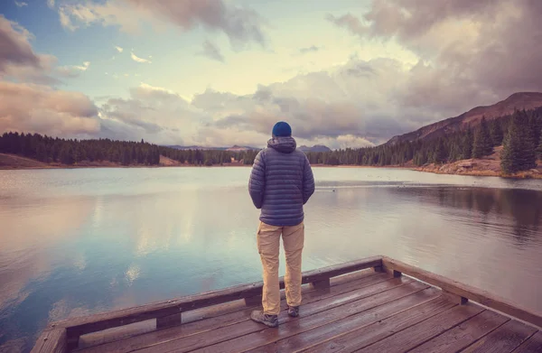 Homme Sur Lac Des Montagnes Automne Colorado États Unis — Photo