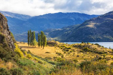 Güney Patagonya, Şili 'deki Carretera Austral çakıl yolu boyunca güzel dağlar manzarası
