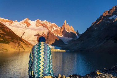 Arjantin 'in Patagonya dağlarındaki meşhur Cerro Torre zirvesi. Güney Amerika 'daki güzel dağ manzaraları.