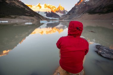 Arjantin 'in Patagonya dağlarındaki meşhur Cerro Torre zirvesi. Güney Amerika 'daki güzel dağ manzaraları.