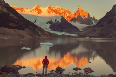 Arjantin 'in Patagonya dağlarındaki meşhur Cerro Torre zirvesi. Güney Amerika 'daki güzel dağ manzaraları.
