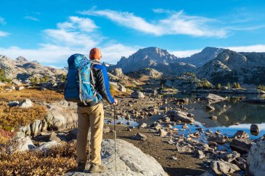 Wyoming, ABD 'de Wind River Range' de yürüyüş. Sonbahar mevsimi.