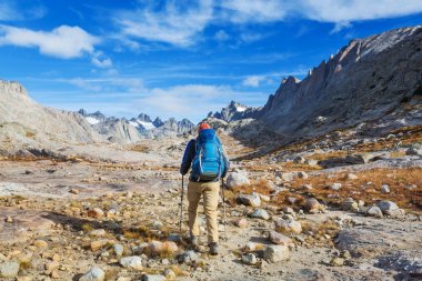 Wyoming, ABD 'de Wind River Range' de yürüyüş. Sonbahar mevsimi.