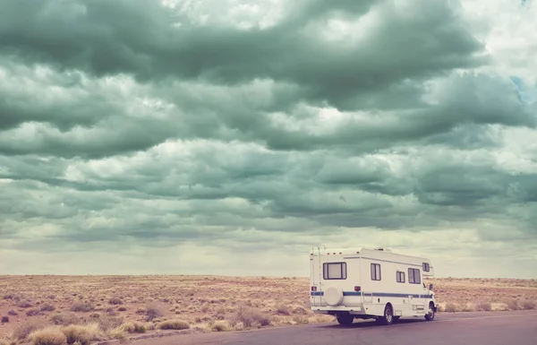 乘坐房车在美国大草原 犹他州 — 图库照片