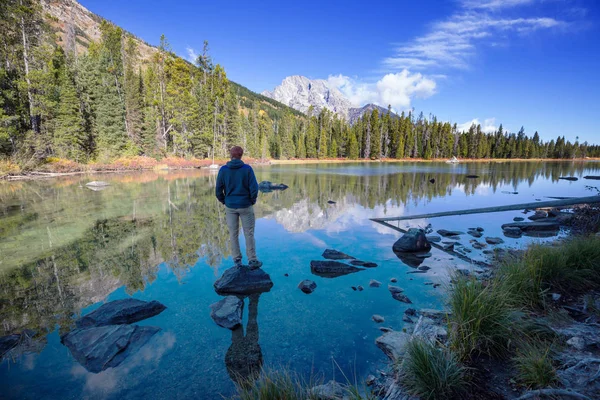 Uomo Sulle Montagne Lago Nella Stagione Autunnale Colorado Stati Uniti — Foto Stock