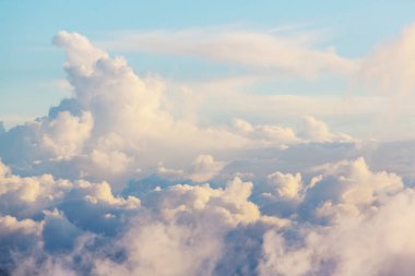 Küçük bulutlu mavi gökyüzü arkaplanı.