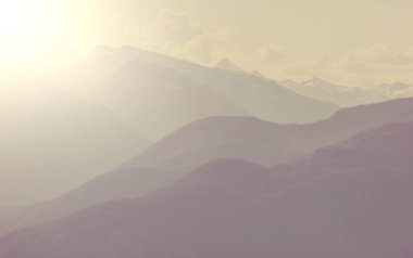 Yaz mevsiminde Kanada Kayalıkları 'nda resim gibi dağ manzarası