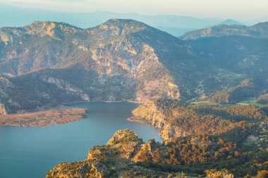 Türkiye 'nin güzel deniz kıyıları. Lycian yürüyüşü boyunca şaşırtıcı doğal manzaralar..