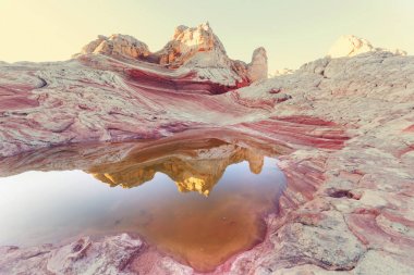 Vermilion Cliffs Ulusal Anıtı. Gün doğumunda manzara manzarası. Alışılmadık dağ manzarası. Güzel doğal arkaplan.