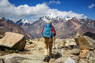 Cordillera dağlarında yürüyüş sahnesi, Peru