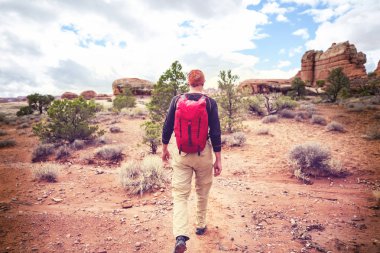 Utah dağlarında yürüyüş. Alışılmadık doğal manzaralarda yürüyüş. Fantastik kumtaşı oluşumları.