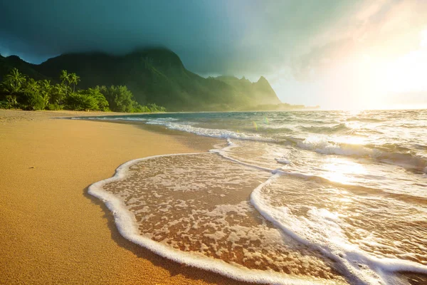 美国夏威夷考艾岛的隧道海滩上美丽的风景 — 图库照片