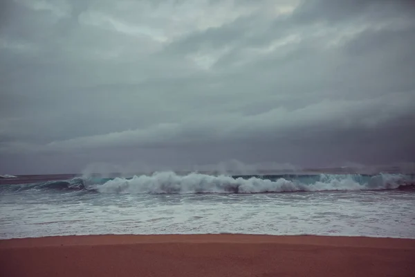 嵐雲と海の劇的な波 — ストック写真