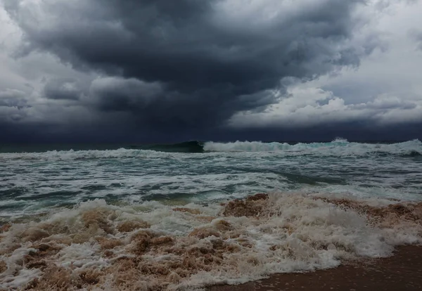 Σύννεφα Καταιγίδας Και Δραματικά Κύματα Στον Ωκεανό — Φωτογραφία Αρχείου