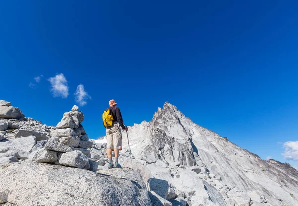 Backpacker High Beautiful Mountains — Stock Photo, Image