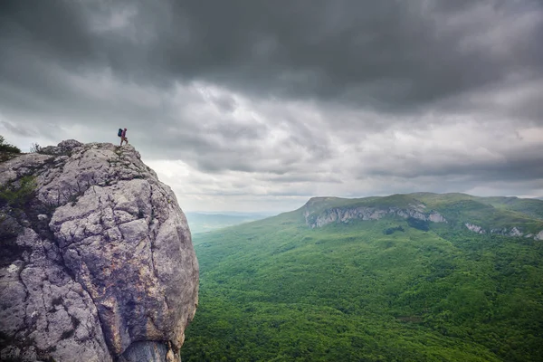 Uomo Sulla Scogliera Delle Montagne Scena Escursioni — Foto Stock