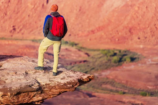 Der Mensch Auf Der Klippe Der Berge Wanderszene — Stockfoto