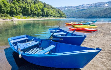 Şili dağlarında gölde tekne. Yaz sezonu.