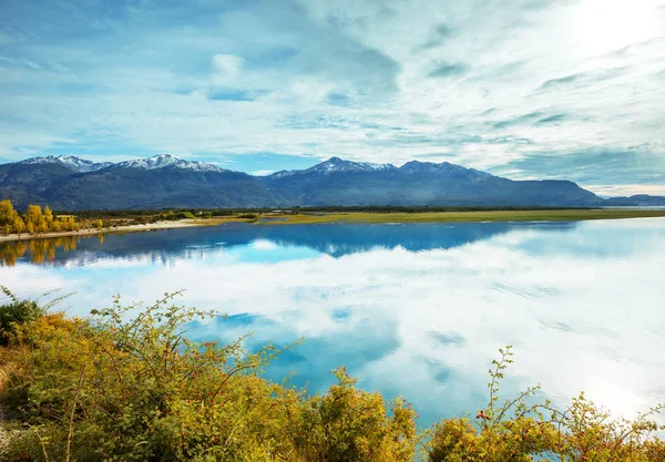 南パタゴニア チリの砂利道Carretera Australに沿って美しい山の風景 — ストック写真