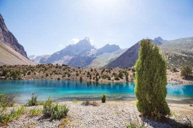 Tacikistan 'daki Fanns dağlarındaki güzel sakin göl (Pamir' in kolu).