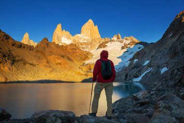 Ünlü Cerro Fitz Roy. Patagonya, Arjantin 'in en güzel ve aksanlı zirvelerinden biri.