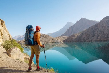 Yolculuk zamanı. Tacikistan, Pamir 'deki güzel Fann dağlarında yürüyüş yapan bir adam. Orta Asya.