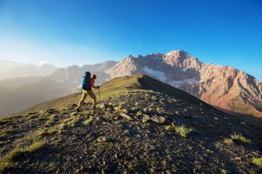 Yolculuk zamanı. Tacikistan, Pamir 'deki güzel Fann dağlarında yürüyüş yapan bir adam. Orta Asya.