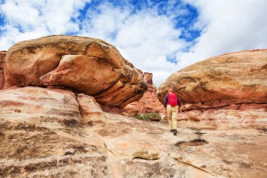 Utah dağlarında yürüyüş. Alışılmadık doğal manzaralarda yürüyüş. Fantastik kumtaşı oluşumları.