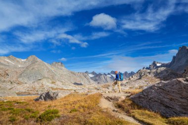 Wyoming, ABD 'de Wind River Range' de yürüyüş. Sonbahar mevsimi.