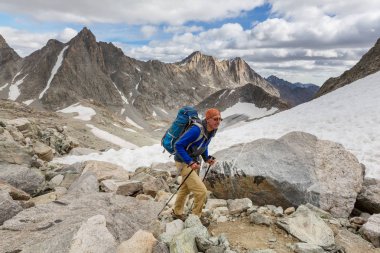 Wyoming, ABD 'de Wind River Range' de yürüyüş. Sonbahar mevsimi.