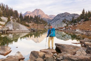Wyoming, ABD 'de Wind River Range' de yürüyüş. Sonbahar mevsimi.