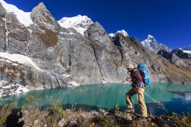 Cordillera dağlarında yürüyüş sahnesi, Peru