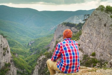 Yaz dağlarında gezgin