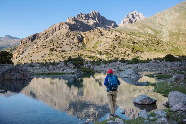 Hora Wanderlust Homem Caminhando Belas Montanhas Fann Pamir Tajiquistão Ásia — Fotografia de Stock