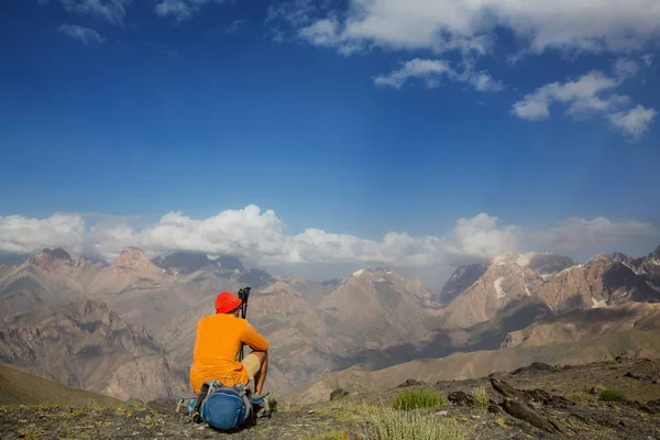 Waktunya Berkelana Seorang Pria Mendaki Gunung Fann Yang Indah Pamir — Stok Foto