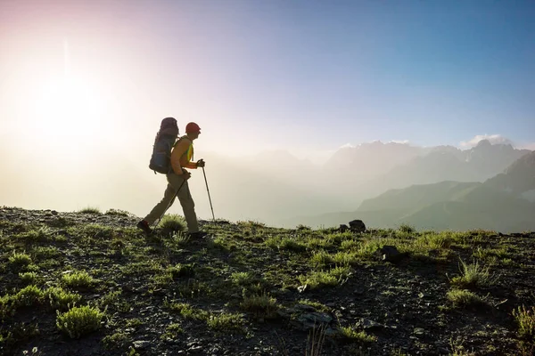 Dags För Vandringslust Man Vandrar Vackra Fann Berg Pamir Tadzjikistan — Stockfoto