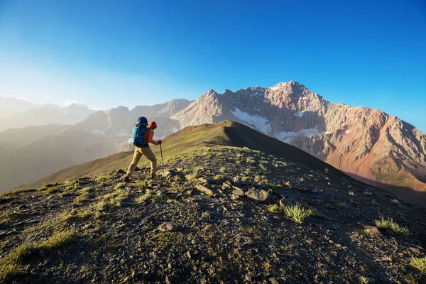Yolculuk zamanı. Tacikistan, Pamir 'deki güzel Fann dağlarında yürüyüş yapan bir adam. Orta Asya.