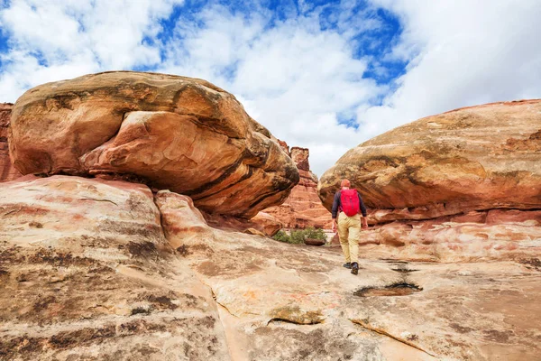 Utah dağlarında yürüyüş. Alışılmadık doğal manzaralarda yürüyüş. Fantastik kumtaşı oluşumları.