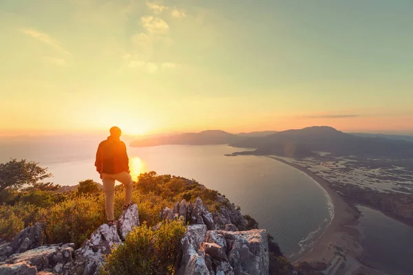 Der Mensch Auf Der Klippe Der Berge Wanderszene — Stockfoto