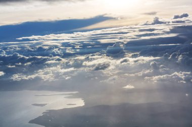 Dağlardaki bulutların üstünde güzel bir manzara