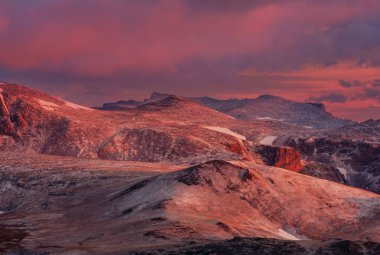 Beartooth Geçidi 'nin güzel manzarası. Shoshone Ulusal Ormanı, Wyoming, ABD. Gün doğumu sahnesi.