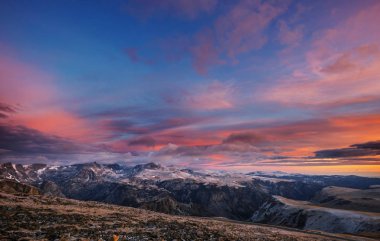 Beartooth Geçidi 'nin güzel manzarası. Shoshone Ulusal Ormanı, Wyoming, ABD. Gün doğumu sahnesi.