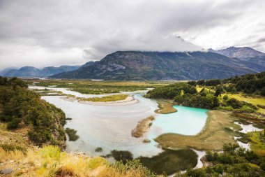 Güney Patagonya, Şili 'deki Carretera Austral çakıl yolu boyunca güzel dağlar manzarası