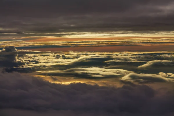 Όμορφη Θέα Πάνω Από Σύννεφα Στα Βουνά — Φωτογραφία Αρχείου