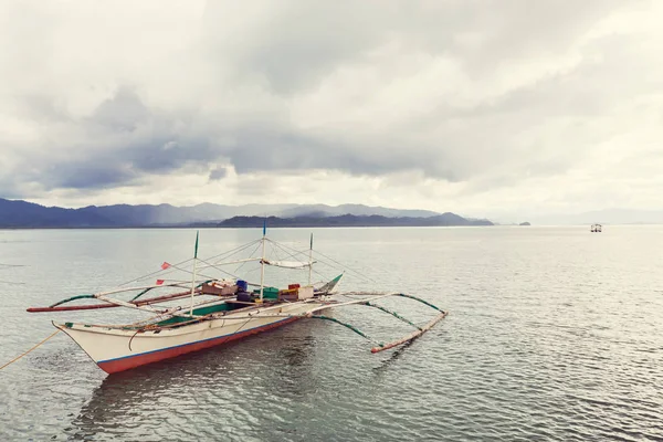 菲律宾巴拉旺岛海面上的传统菲律宾船 — 图库照片