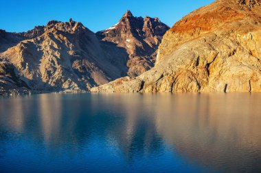 Patagonya 'daki güzel dağ manzaraları. Güney Amerika, Arjantin 'de dağlar gölü.