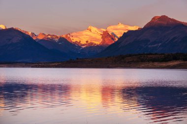Patagonya 'daki güzel dağ manzaraları. Güney Amerika, Arjantin 'de dağlar gölü.
