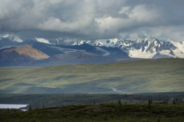 Yazın Alaska 'nın Picturesque Dağları. Karla kaplı kütleler, buzullar ve kayalık tepeler.