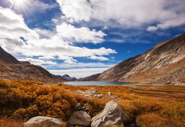 Wyoming, ABD 'de Wind River Range' de yürüyüş. Sonbahar mevsimi.